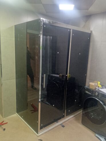 hamam tuş: Paslanmayan polad çərçivəyə malik düzbucaqlı şüşə duş kabini. Kabin