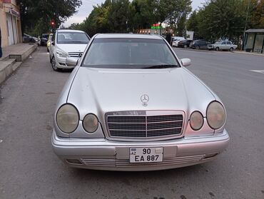 su radiatoru: Mercedes-Benz E 320: 3.2 l | Sedan