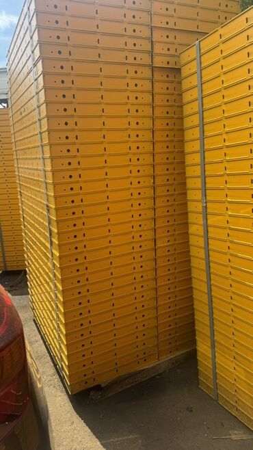 Другие строительные материалы: Набор панелей для опалубки, окрашенных в ярко-желтый цвет. Панели — 4