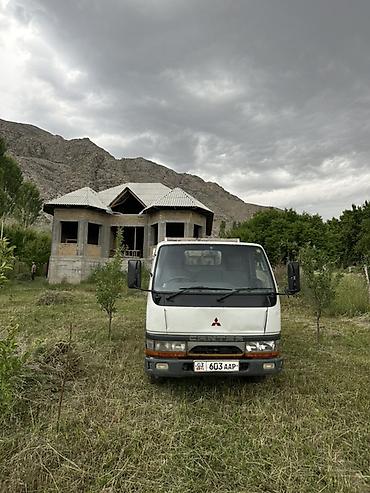 Mitsubishi Canter — компактный кабоверный грузовик белого цвета lalafo.kg да Mitsubishi Canter — компактный кабоверный грузовик белого цвета