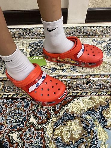 кроссовки футбол: Детские сабо Crocs с дизайном «Молния Маккуин» (Cars) - Ярко‑красные — 2