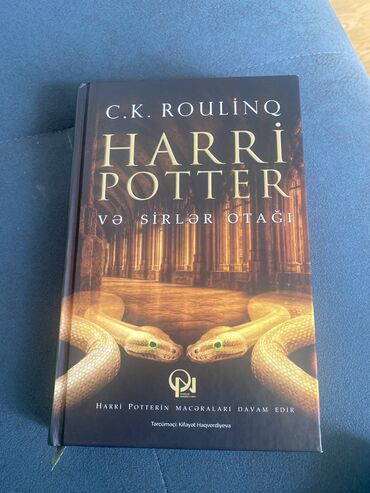 kitab masa: Harri potter kitabı işlənmiş cırığı yoxdu çox yaxşı şəkildədir kim