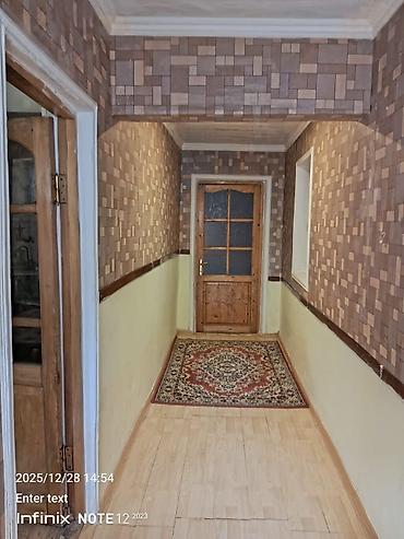 Квартиры: Mənzil - Geniş qonaq otağı: pəncərəli, pərdə və çilçıraq, divan — 8
