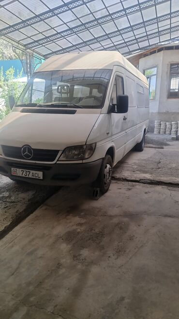 продажа грузовых автомобилей: Грузовой фургон Mercedes-Benz Sprinter белого цвета, предназначенный