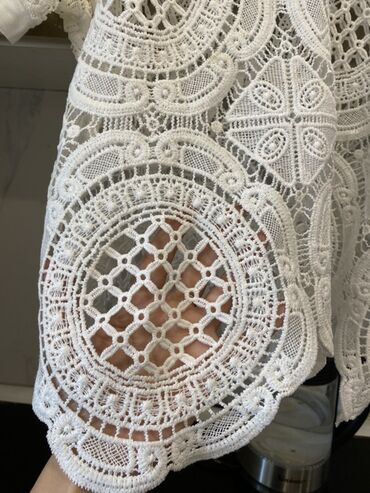 Dəstlər, kostyumlar: Qadın geyimləri 3 azn her biri 1) Açıq boz rəngli qısaqol bluz: - — 8