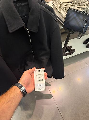 geyım: ZARA kişi kurtkası – qara rəngdə, minimal dizayn. - Model: düz kəsim — 3