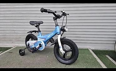 Детские велосипеды: Детский велосипед в синем цвете, оснащенный дополнительными боковыми — 3