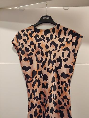 Haljine: Maksi haljina sa leopard printom marke Mona. Haljina ima kratke rukave — 11