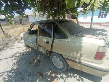 передний бампер нексия 1: Автомобиль Daewoo Nexia золотистого цвета, четырёхдверный седан