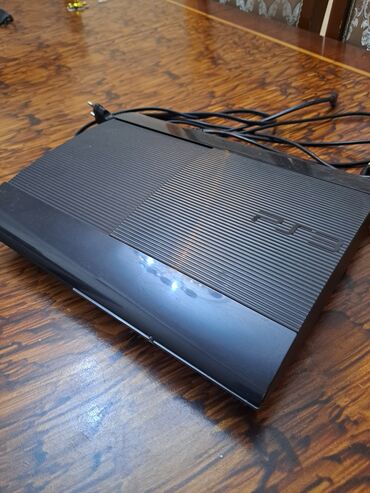 PS3 (Sony PlayStation 3): Playstation 3 sağlam vəziyyətdədir 2 pultu var normal işləyirlər