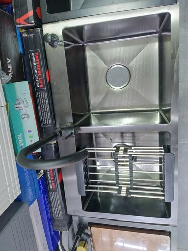 Çanaq üçün kranlar: Paslanmayan poladdan hazırlanmış iki qablı mətbəx çanağı. Çanaqların