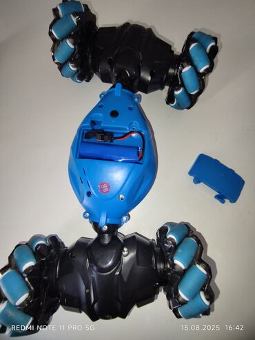 Oyuncaqlar: Mavi və qara rənglərdə olan bu akrobat avtomobili həm uzaqdan — 12