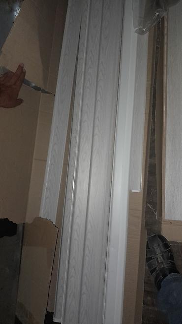 asma tavan hamam: Ağ-açıq boz oduncaq naxışlı MDF/PVC lambrı panel və plintus dəsti - — 1