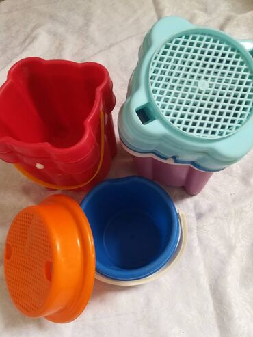 Igračke: Plastične kantice sa sitom 4 kom 600 din **3 kockaste 16 visinax13 cm — 5