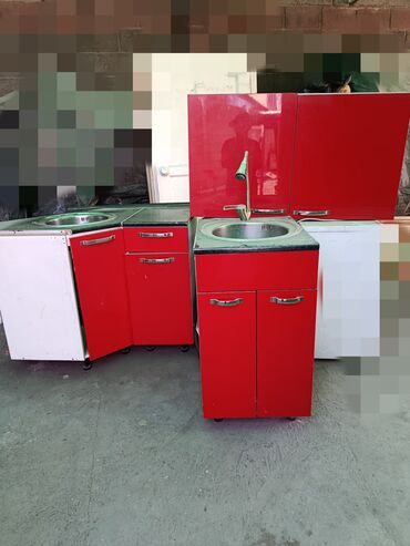 установщик мебели: Кухонный гарнитур красный цвет почти новый