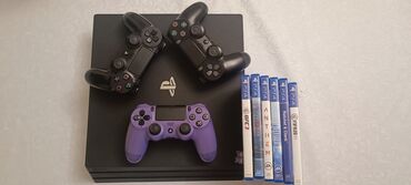PS4 (Sony Playstation 4): PS4 pro 1 TB yaddaş 2 arginal pult və 1 aclass pult sadəcə pultun biri