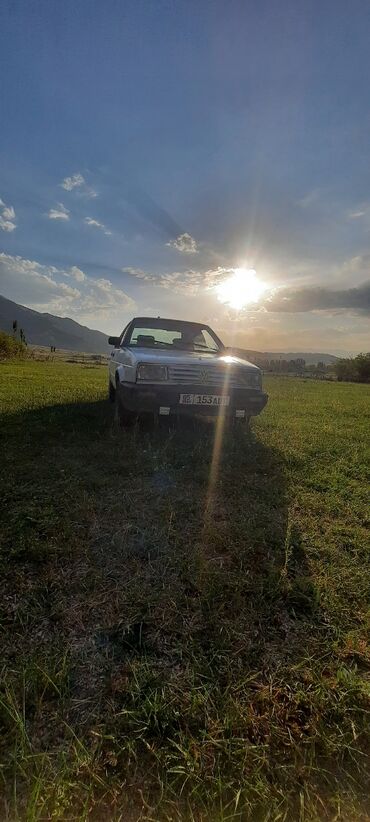 женил жук ташуучу унаа: Volkswagen Jetta: 1989 г., 1.8 л, Механика, Бензин, Седан