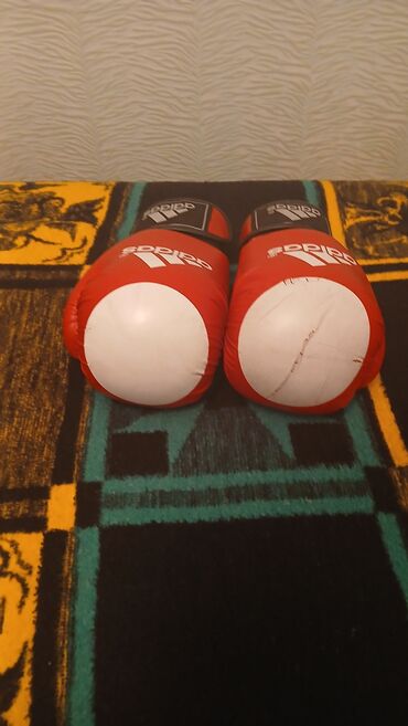 Əlcəklər: Adidas 3 ay işlənmiş boks əlcəyi 25 azn alınıb 15 azn satılır real