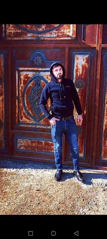 Kişi geyimləri: Qara kapüşonlu kişi sviteri - Rəng: qara - Model: kapüşonlu — 1