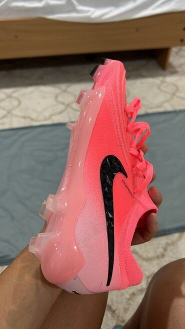 обувь для охоты: Яркие футбольные бутсы Nike из синтетического материала, выполненные в