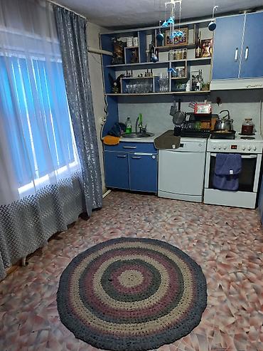 Продажа коттеджей и домов: Продам дом. Три двора,хозяйственный,главный,механический. Имеется — 9