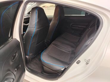 Toyota: Toyota Aqua hibrid hetçbek - Gövdə: 5 qapılı hetçbek, ağ rəng - Güc — 9