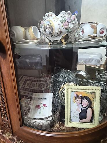 Kəpək naxışlı şüşə vitrində toplanmış dekorativ qab-qacaq və kristal at lalafo.az — 1 Kəpək naxışlı şüşə vitrində toplanmış dekorativ qab-qacaq və kristal — 1
