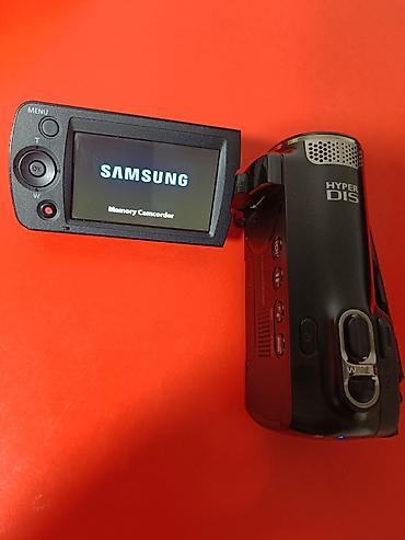 Видеокамера Samsung с поворотным дисплеем и комплектом аксессуаров