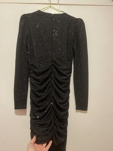 Haljine: Crna sjajna haljina s dugim rukavima i naborima(veličina 38/M) - — 1