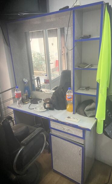Salon masaları: İşlənmiş, Saş kəsimi üçün masa, Güzgülü