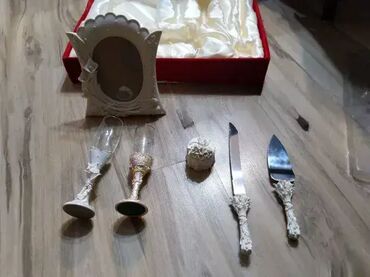 Svadbena oprema: Set sadrzi: 1. Muska casa za sampanjac 2. Zenska casa za sampanjac 3 — 3