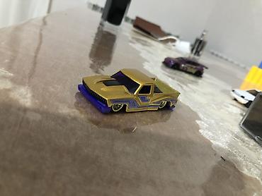 1: Məhsul: Miniatür maşın kolleksiyası + daşıma/qoruyucu vitrin qutuları — 8