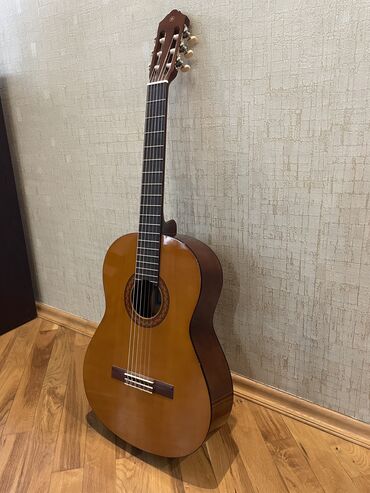 Akustik gitaralar: Akustik gitara, Yamaha, 6 sim, İşlənmiş, Ünvandan götürmə