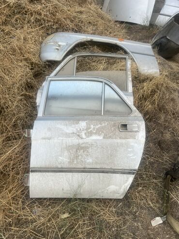 Капоты и комплектующие: Волга 3110, волга Предлагается набор автомобильных запчастей — 7