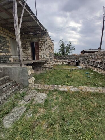 kərpiclərin qiyməti: Bərdə şəhəri Mollagüllər kəndi 28 sotda 2otaqlı ev. ev təmirsizdir