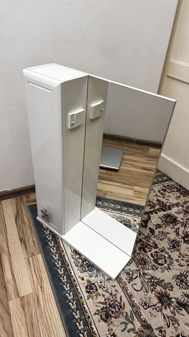 полка для ванной комнаты: Белый шкафчик с двумя стеклянными полками внутри. Шкафчик идеально