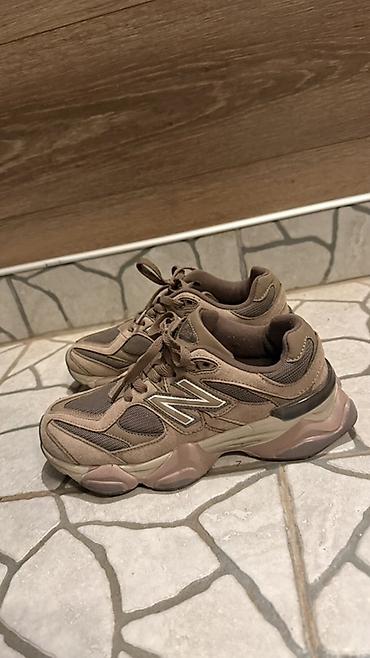 dioptrija plus 1: New Balance 9060 patike u braon/taupe nijansi sa belim “N” logotipom — 1
