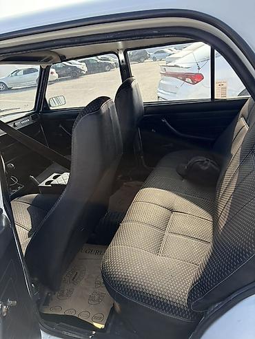 2107 oturacaqlar: Lada 2107, ağ rəng, sedan kuzov. Xarici: - Xrom ön barmaqlıq, kvadrat — 5