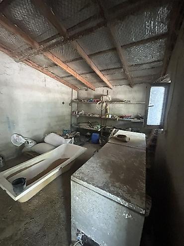 Продажа коммерческой недвижимости: Həyətyanı sahədə yerləşən tikili kompleksi təqdim olunur. Ərazidə bir — 10