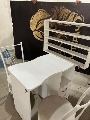 стулья для салона красоты: Маникюрный стол, стул, шкафчик для лака +в подарок педикюр