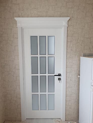 Ağ rəngdə, klassik dizaynlı interyer qapısı. - Material: MDF/taxta