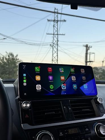 Toyota: Toyota Land Cruiser Prado – ağ rəngli, 5 qapılı SUV. Xüsusiyyətlər: - — 9