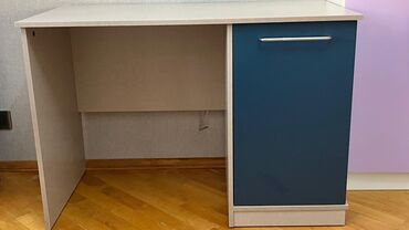 белый стол письменный: Прямоугольный стол, Без стула, С полками, Без выдвижных ящиков, Ламинат простой