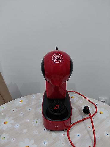 Dolce Gusto aparat prelepe crvene boje u odlicnom stanju . Uredjaj