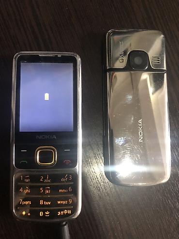 Кнопочный телефон Nokia в металлическом (хромированном) корпусе