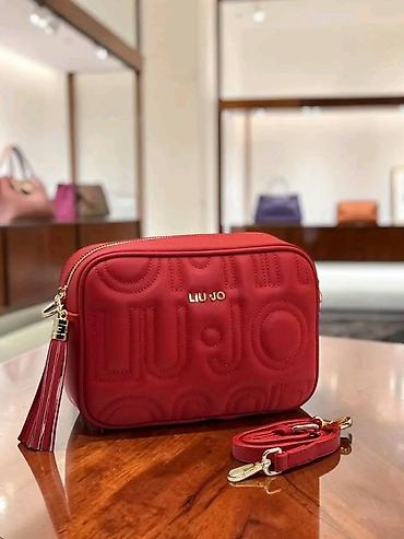 dekolte ili deholte: Liu Jo crossbody torba – model sa reljefnim monogramom - Kompaktna — 1