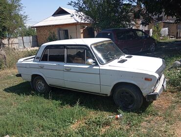 деу легенза: Белый седан Лада 2106. Автомобиль имеет классический кузов седан