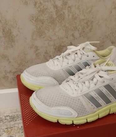 Кроссовки и спортивная обувь: Белые кроссовки Adidas originals Модель имеет сетчатый верх для at lalafo.kg Кроссовки и спортивная обувь: Белые кроссовки Adidas originals Модель имеет сетчатый верх для