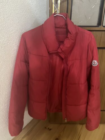 deri paltar: Женская куртка Moncler, M (EU 38), цвет - Красный