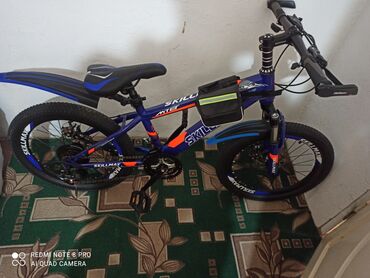 шлемы на мотоцикл: Горный велосипед Skillmax MTB, колесная база 26". Яркая рама синего